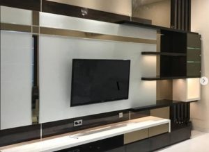 lemari kaca tv aluminium