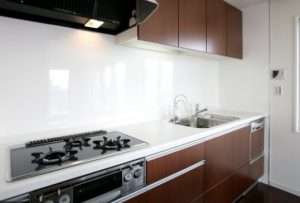 backsplash kaca untuk dapur