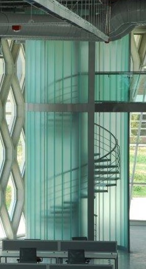 railing kaca lengkung