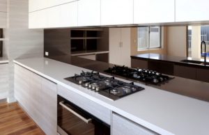 kelebihan backsplash cermin