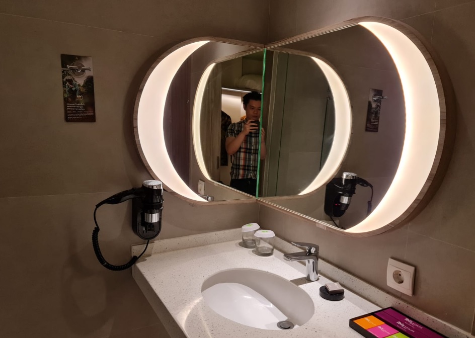 cermin kamar mandi hotel