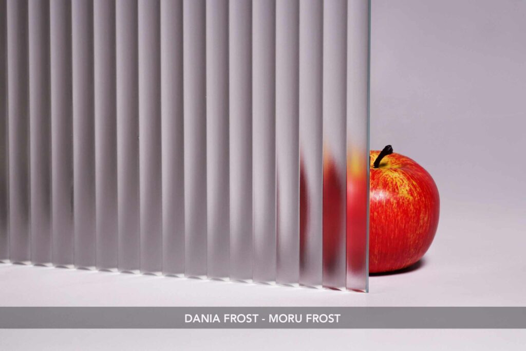 DANIA FROST - Kaca Motif Buram dari Himalaya Abadi